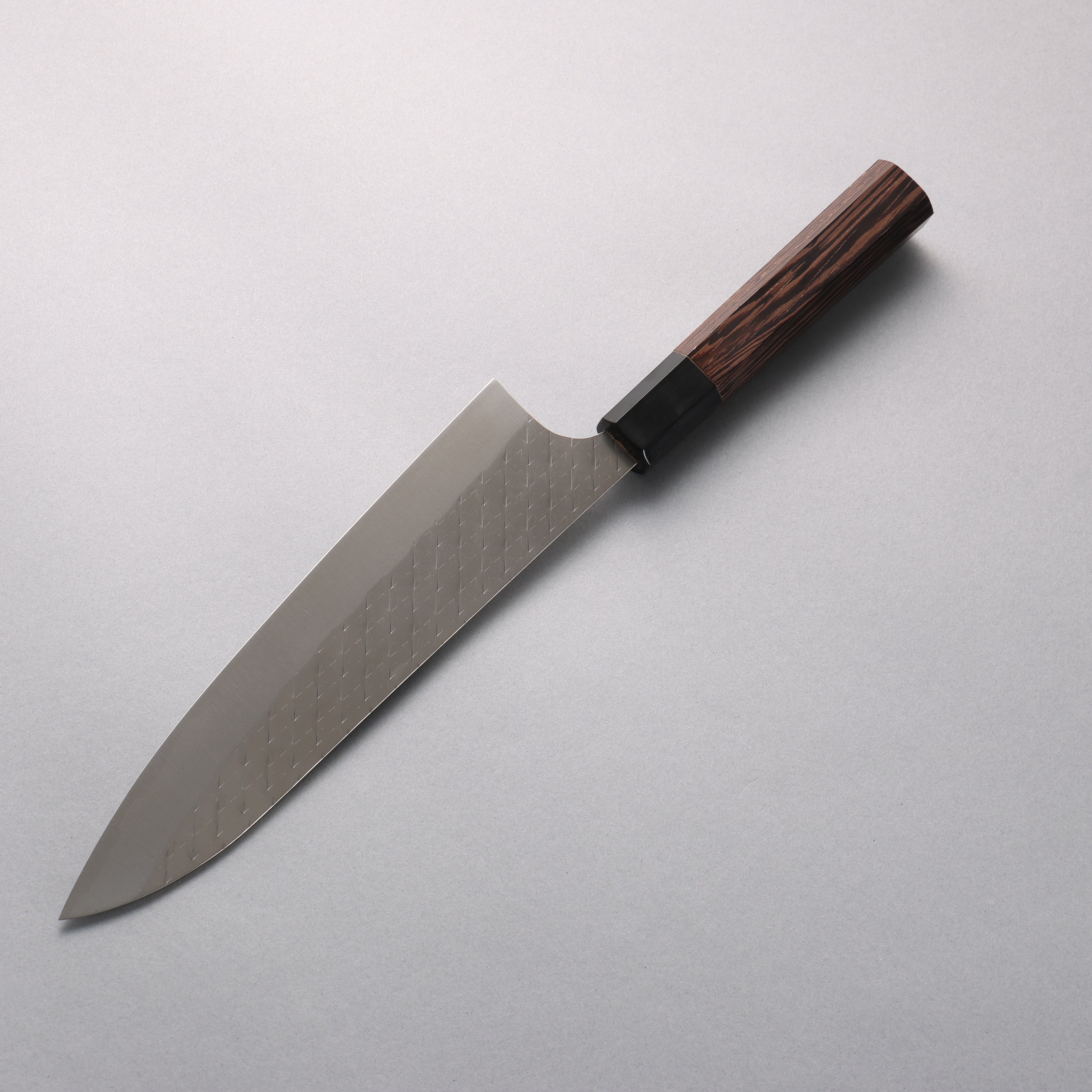 尾形 峻吾 SPG STRIX 鎚目 ダマスカス 牛刀包丁 210mm ウエンジ (口輪：黒水牛角) 柄 - 清助刃物