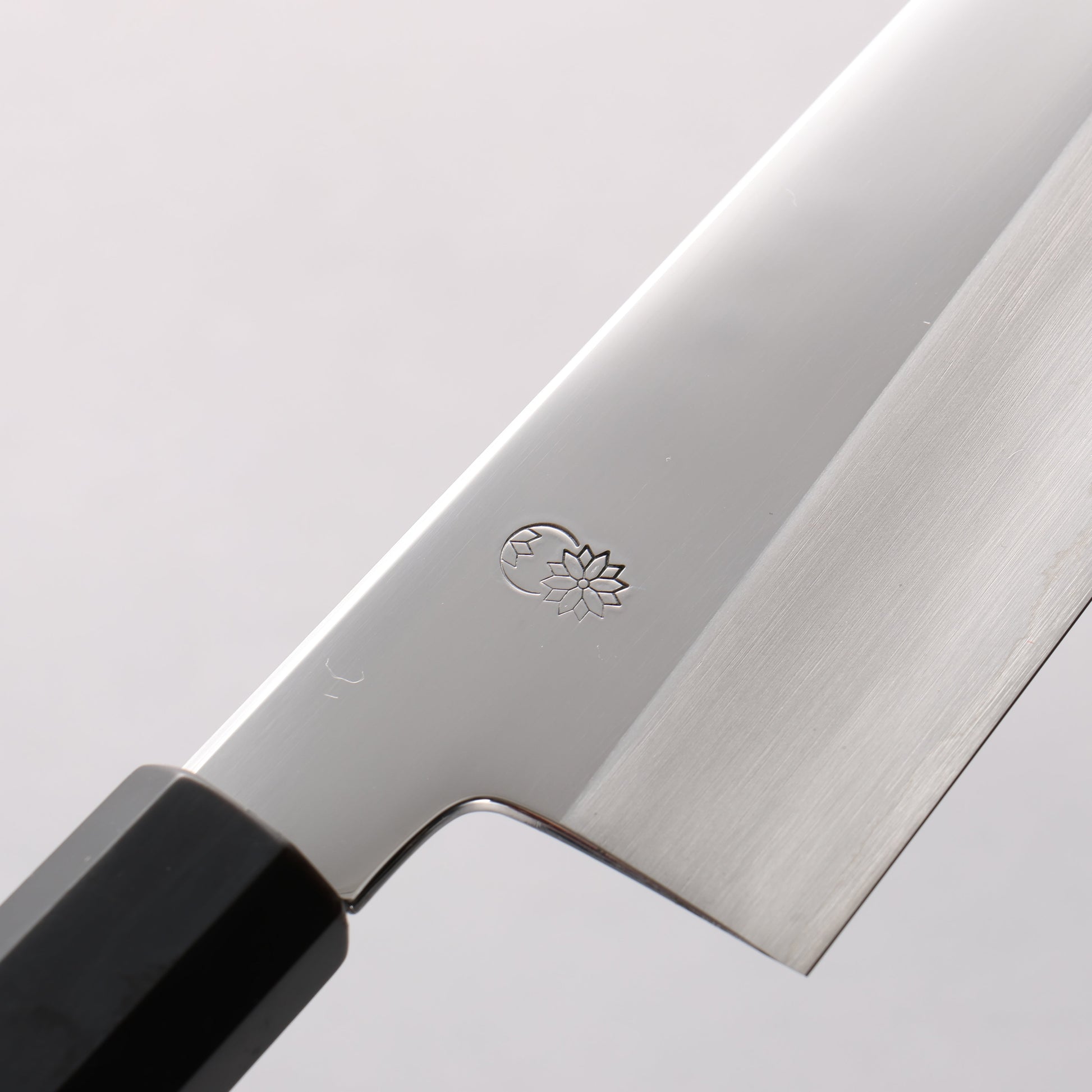 重陽 銀三鋼 鏡面仕上げ 牛刀包丁 210mm 黒檀　(口輪：黒水牛)柄