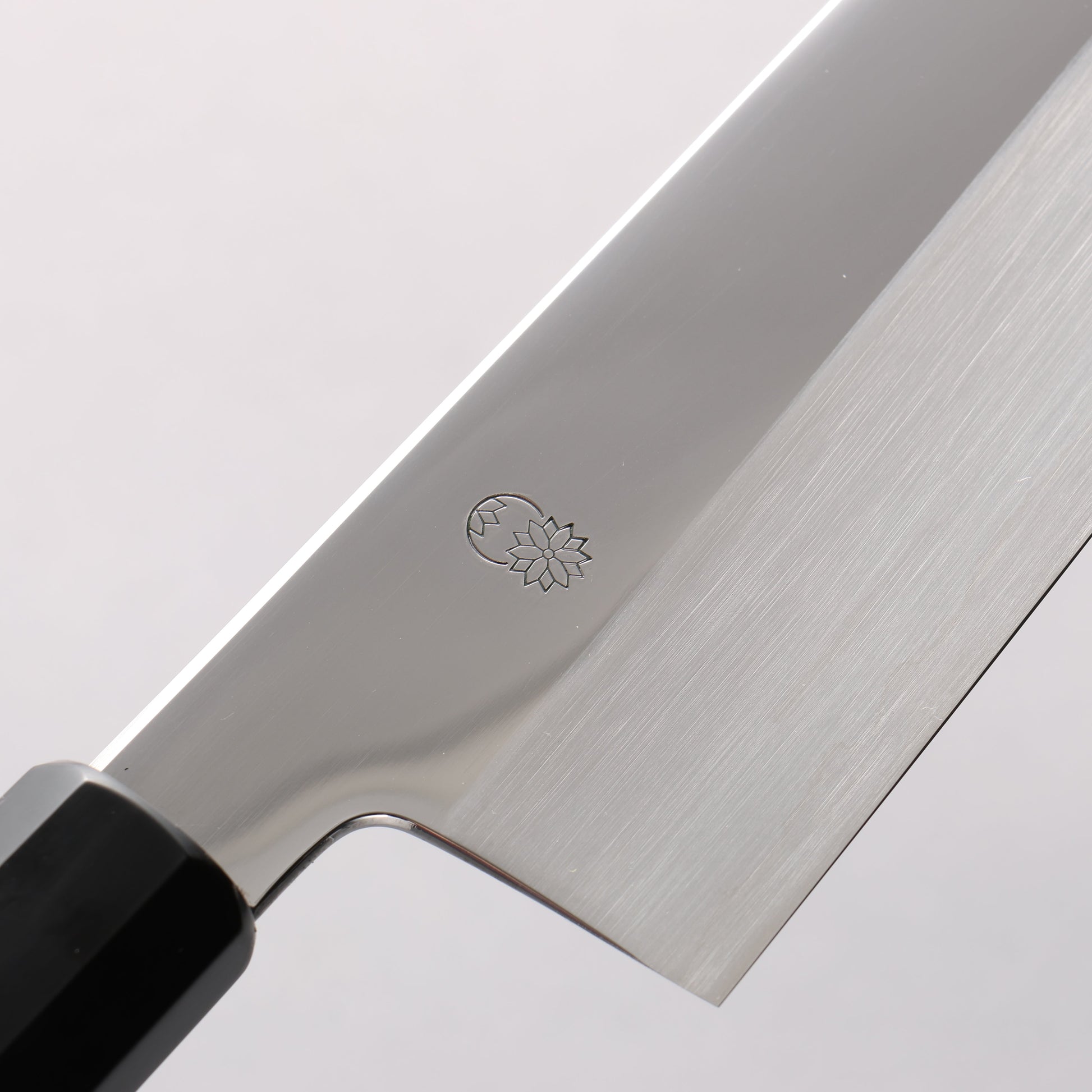 重陽 銀三鋼 鏡面仕上げ 牛刀包丁 240mm 黒檀　(口輪：黒水牛)柄