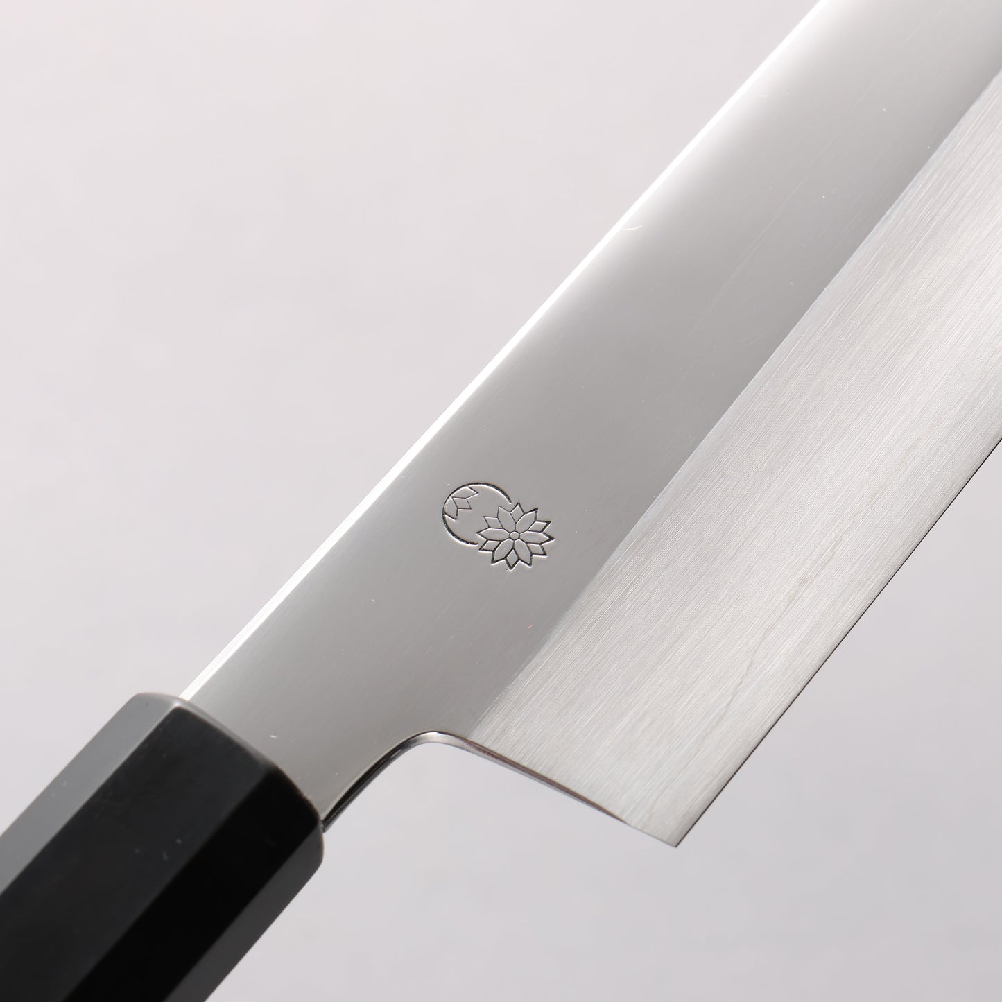 重陽 銀三鋼 鏡面仕上げ 切付牛刀包丁 210mm 黒檀　(口輪：黒水牛)柄