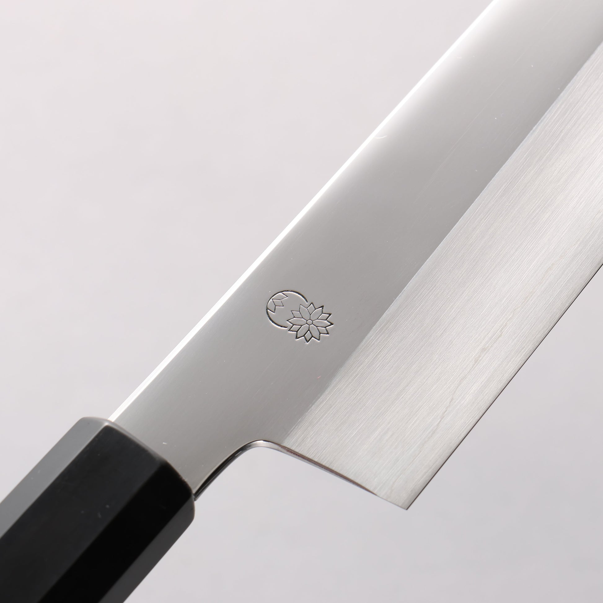 重陽 銀三鋼 鏡面仕上げ 切付牛刀包丁 210mm 黒檀　(口輪：黒水牛)柄