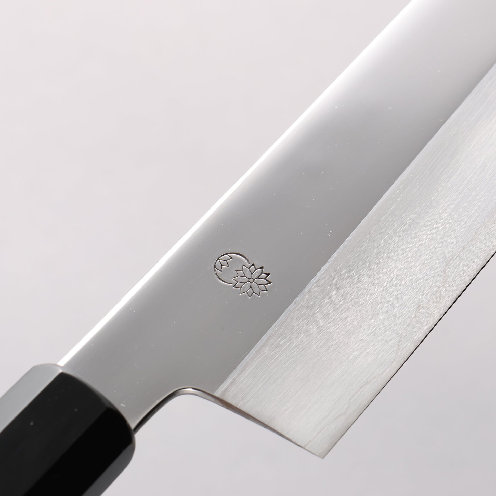 重陽 銀三鋼 鏡面仕上げ 切付牛刀包丁 240mm 黒檀　(口輪：黒水牛)柄