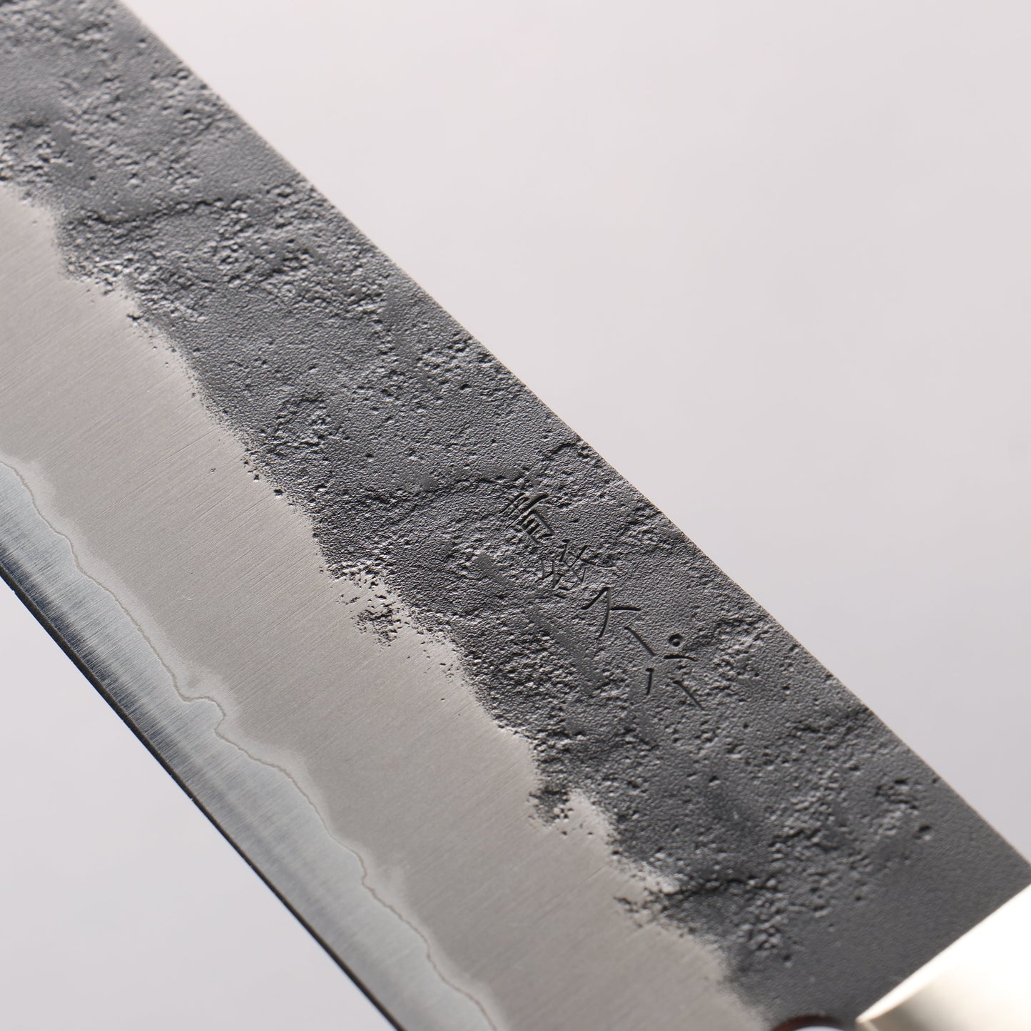 清助 黒梨 青スーパー鋼 梨地 黒打 牛刀包丁 210mm 赤合板柄 - 清助刃物