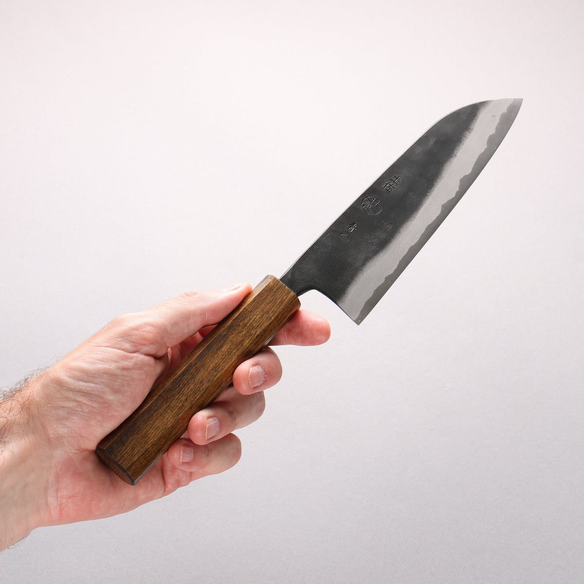 進藤恭平 青紙 黒仕上げ 三徳包丁 170mm 樫漆塗り柄 - 清助刃物