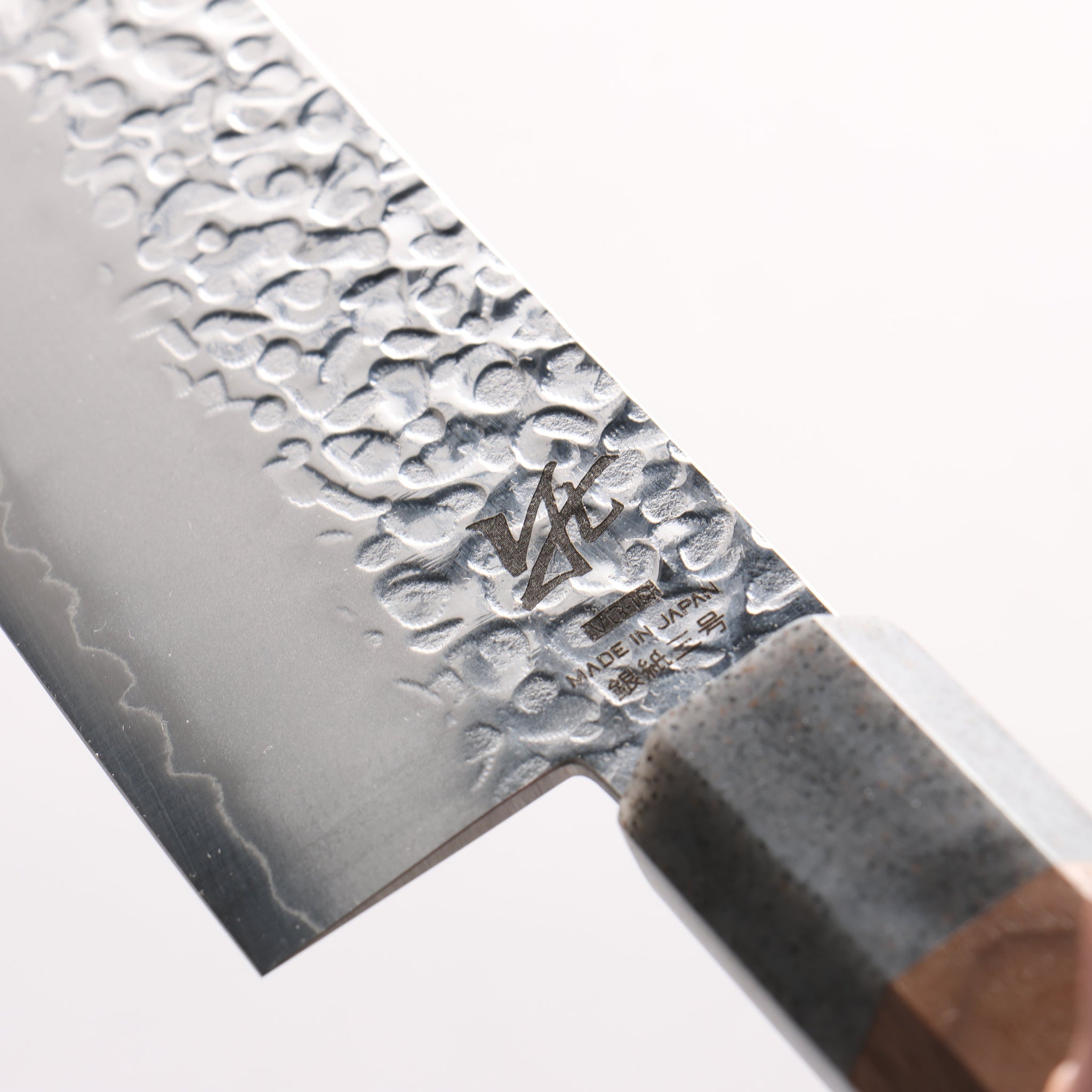 清助 銀三鋼 鎚目 切付牛刀包丁 210mm ウォールナット（口輪：グレー樹脂）柄 - 清助刃物