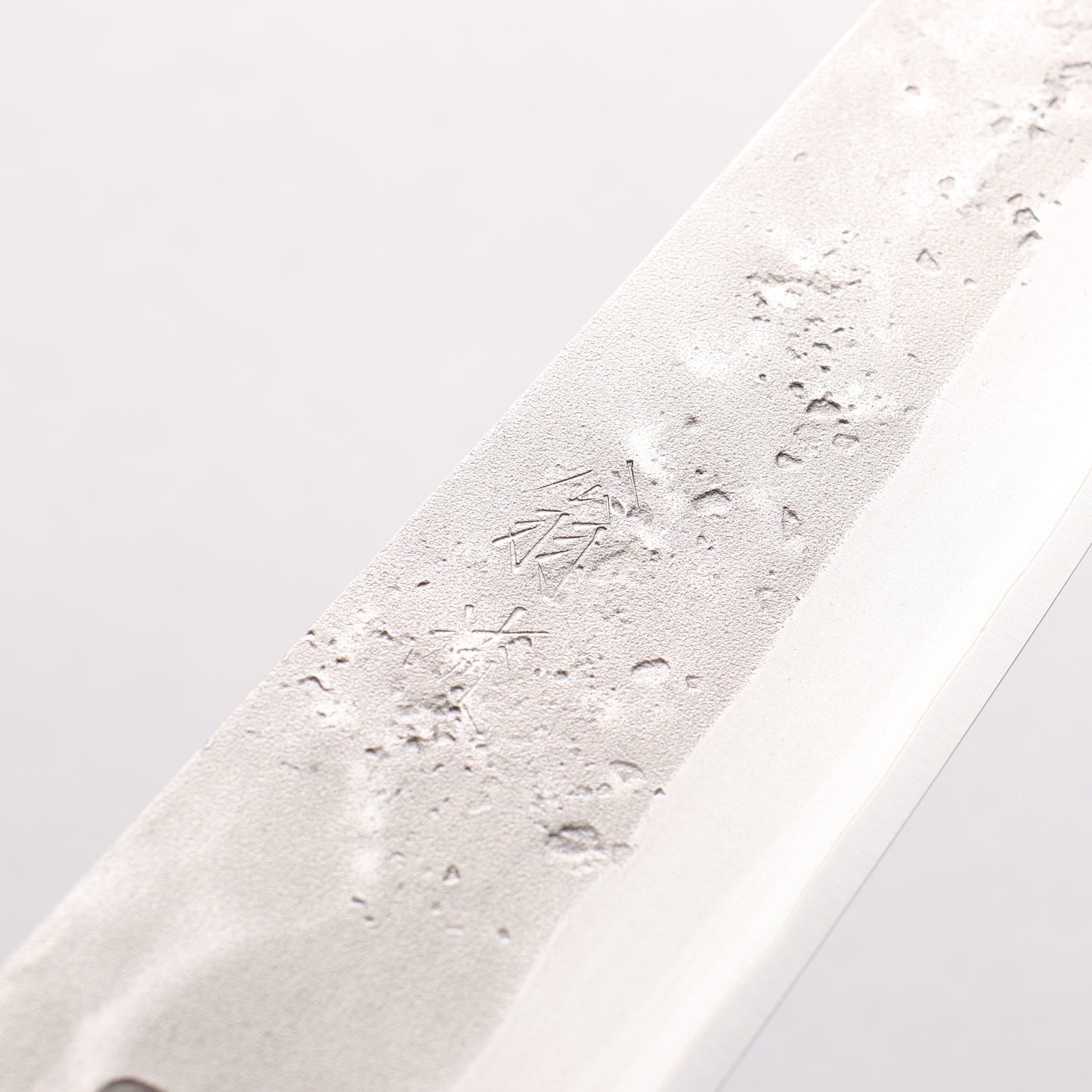 翁流 SLD鋼 梨地 切付牛刀包丁 200mm 樫 （煙黒）柄 - 清助刃物