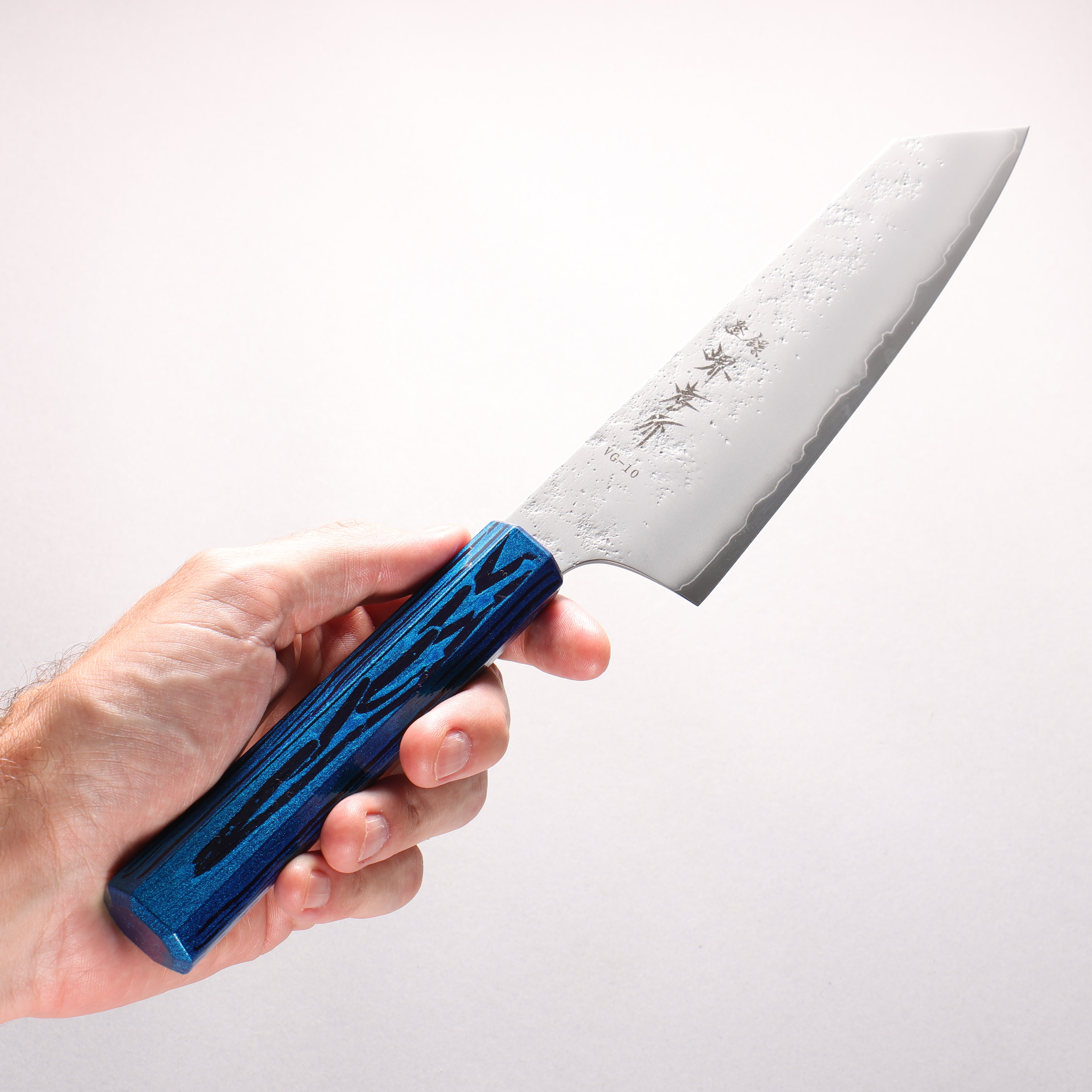 堺 孝行 彩煌 V金10号 梨地 剣型牛刀包丁 190mm 煌青色漆柄 - 清助刃物