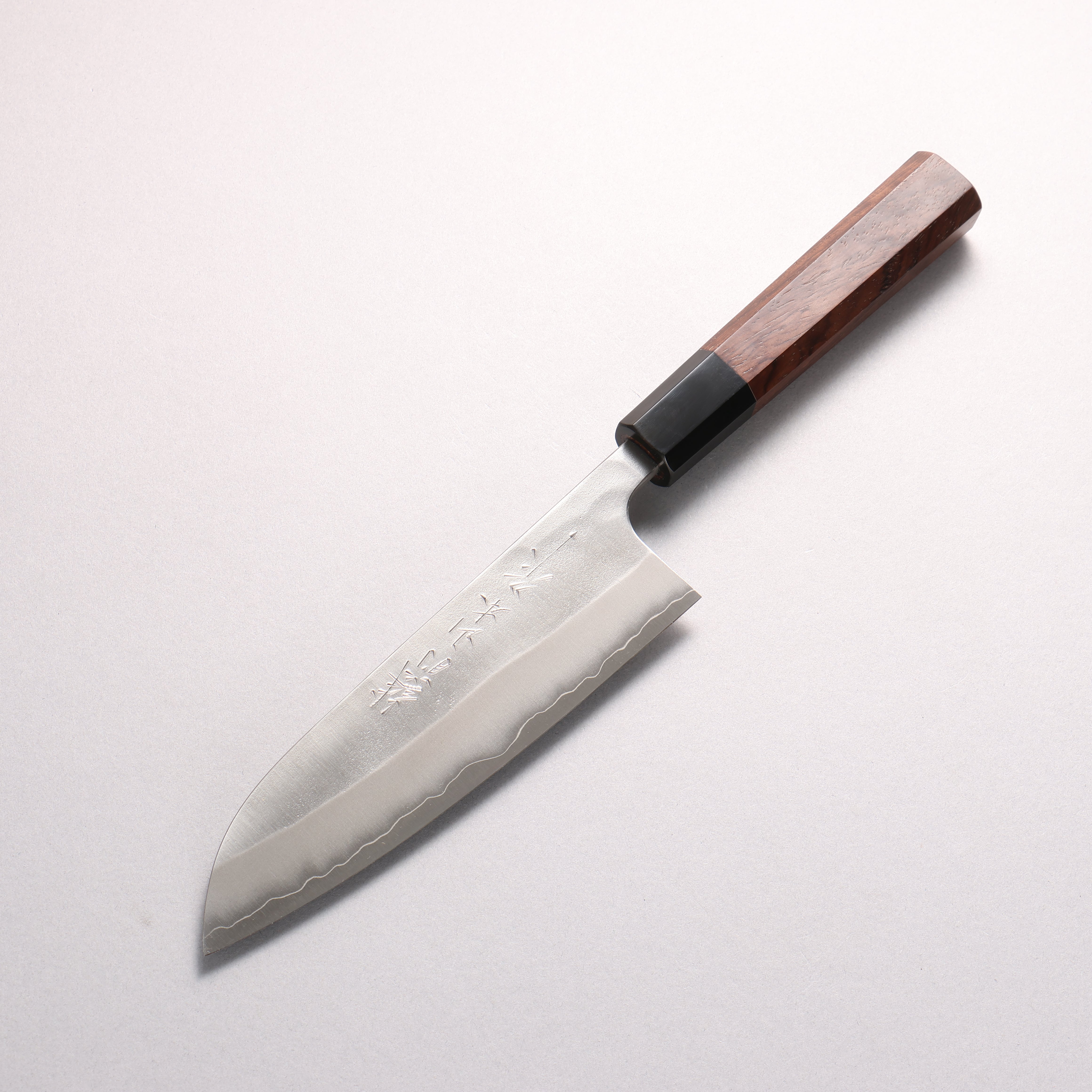 山本 直 銀三鋼 梨地 三徳包丁 165mm ウォルナット (口輪：黒水牛角)柄 - 清助刃物