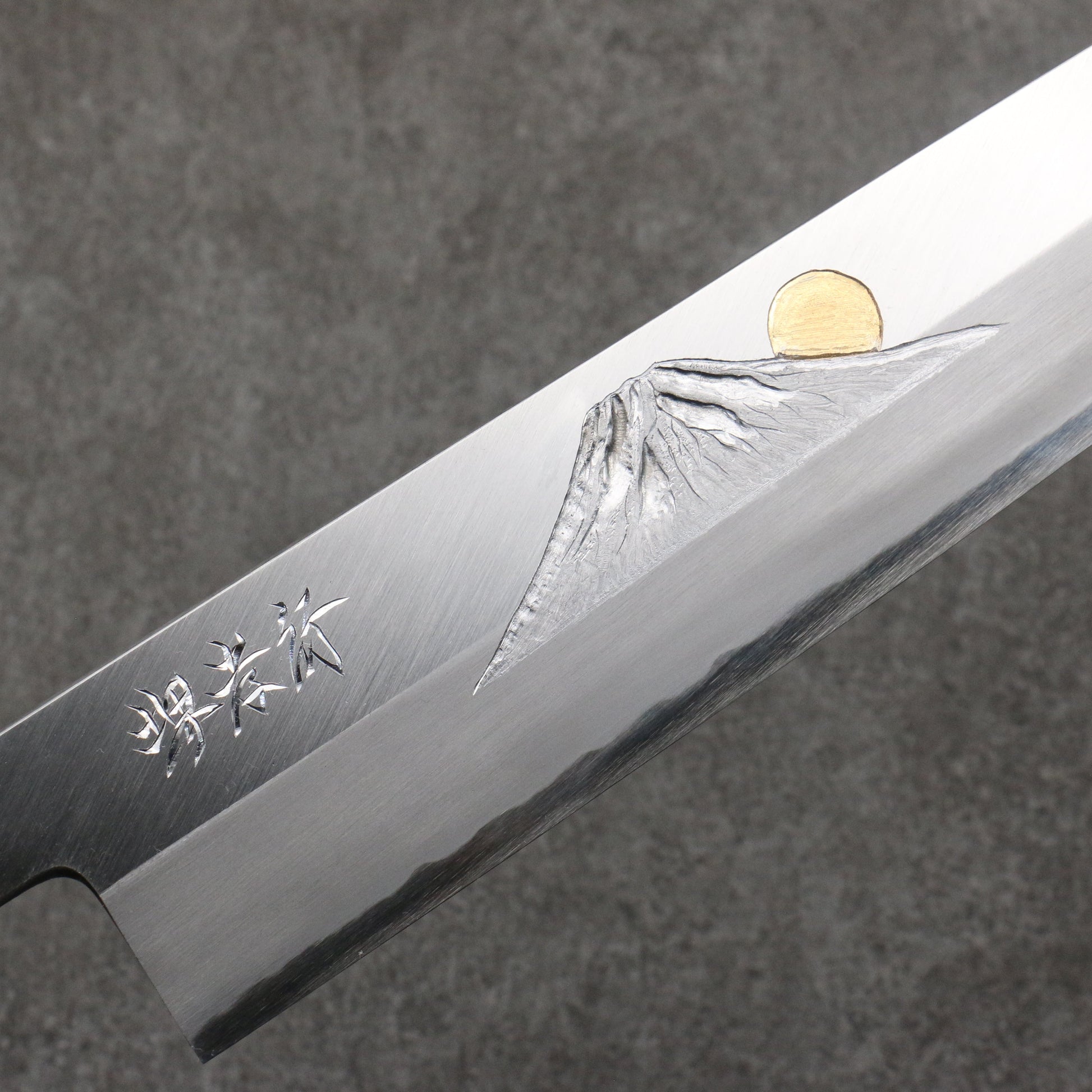 堺 孝行 窪田金彫刻 富士と夕焼 青ニ鋼 切付牛刀包丁 270mm 朴 (口輪：水牛)柄 - 清助刃物