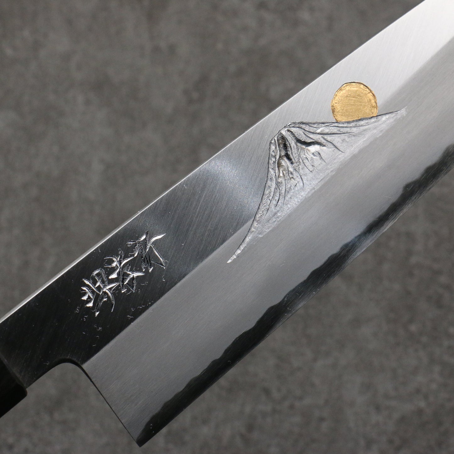 堺 孝行 窪田金彫刻 富士と夕焼 青ニ鋼 牛刀包丁 240mm 朴 (口輪：水牛)柄 - 清助刃物