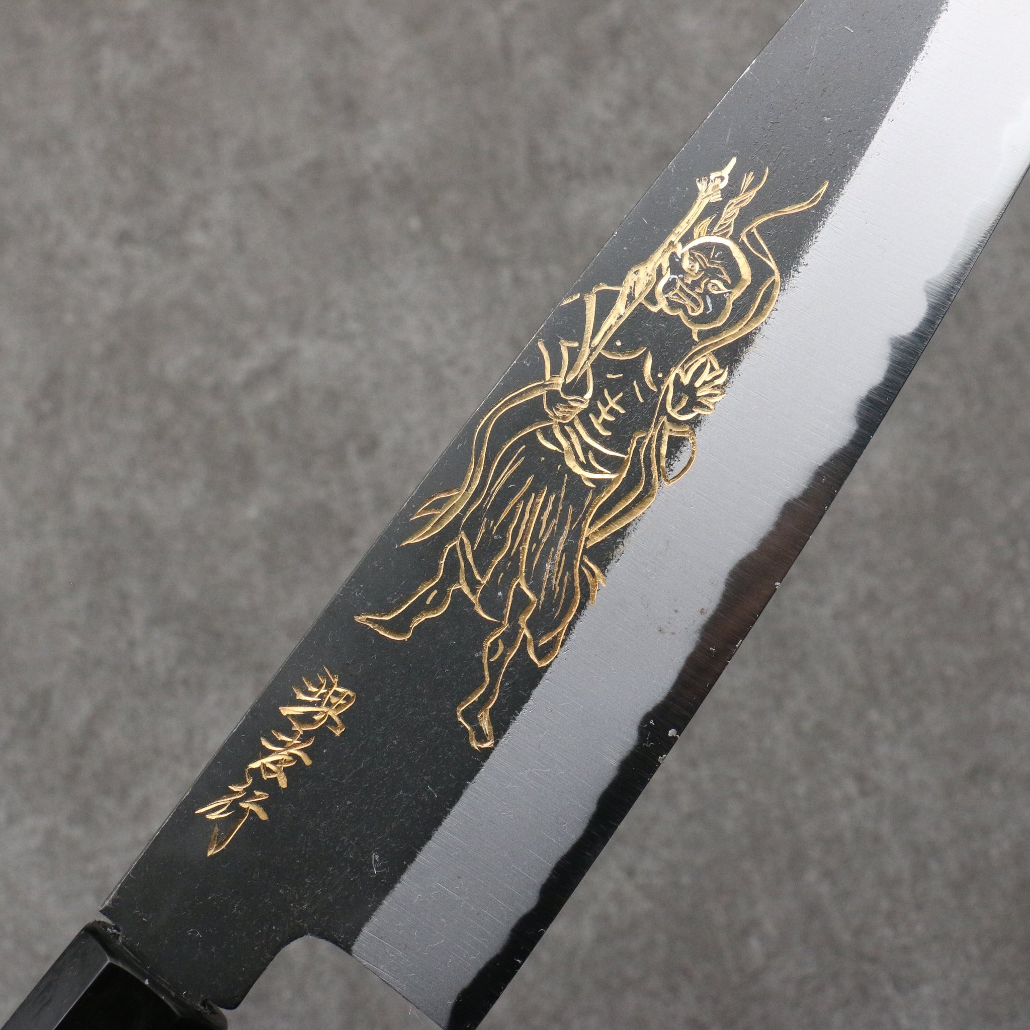 堺 孝行 窪田金彫刻 金剛力士 白ニ鋼 黒仕上げ 牛刀包丁 210mm 黒檀柄 - 清助刃物