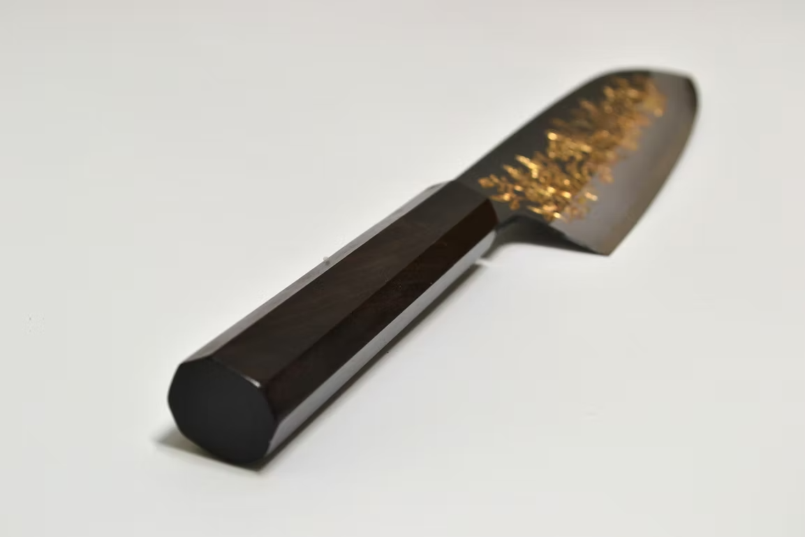 堺 孝行 窪田金彫刻 花畑 白ニ鋼 黒仕上げ 三徳包丁 180mm 黒檀　(口輪：黒水牛銀輪)柄