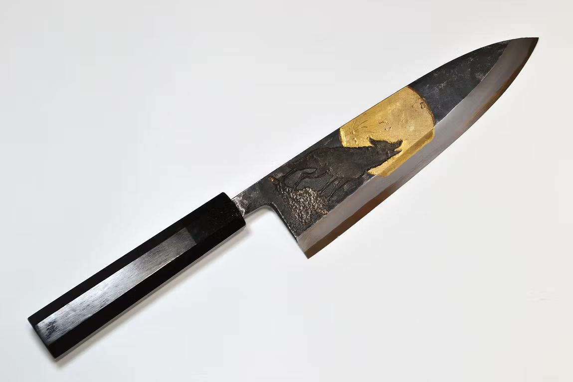 堺 孝行 窪田金属飾刻 遠吠え 白ニ鋼 黒仕上げ 出刃包丁 210mm 黒檀　(口輪：黒水牛銀輪)柄