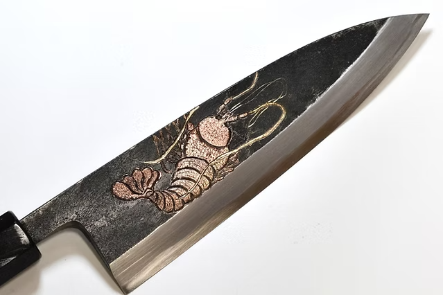 堺 孝行 窪田金属飾刻 鰕 白ニ鋼 黒仕上げ 出刃包丁 165mm 黒檀　(口輪：黒水牛銀輪)柄