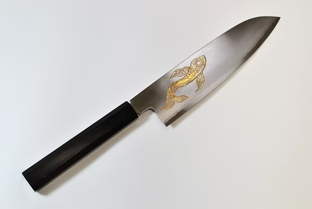 堺 孝行 窪田金彫刻 キンギョ 銀三鋼 三徳包丁 180mm 黒檀　(口輪：黒水牛銀輪)柄