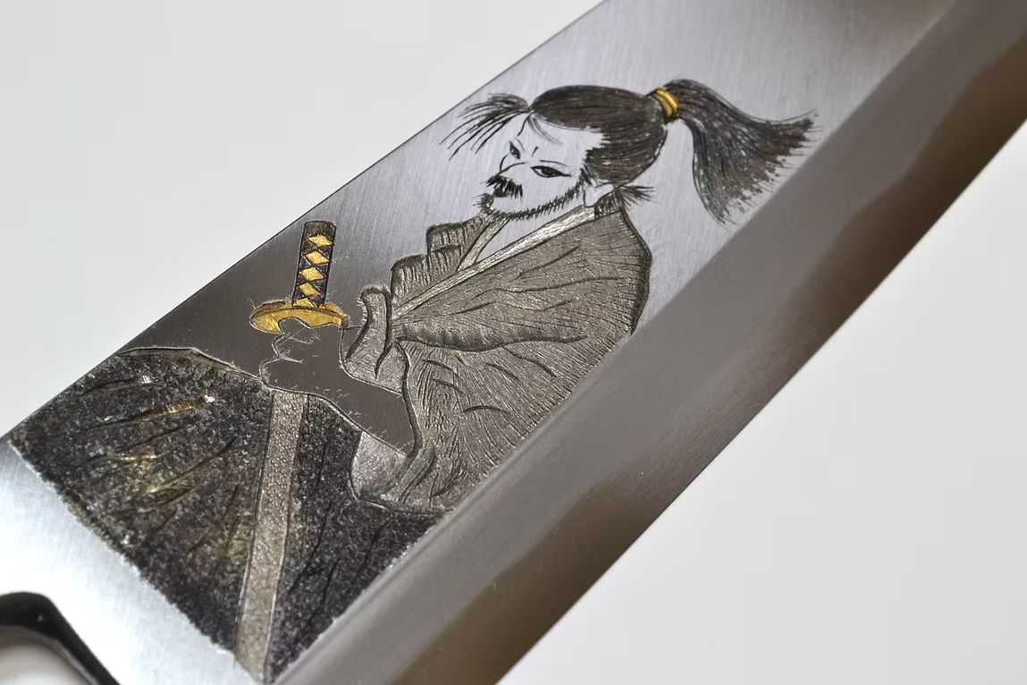 堺 孝行 窪田金属飾刻 武士の一分 白鋼 霞研 出刃包丁 240mm 朴 (口輪：水牛)柄