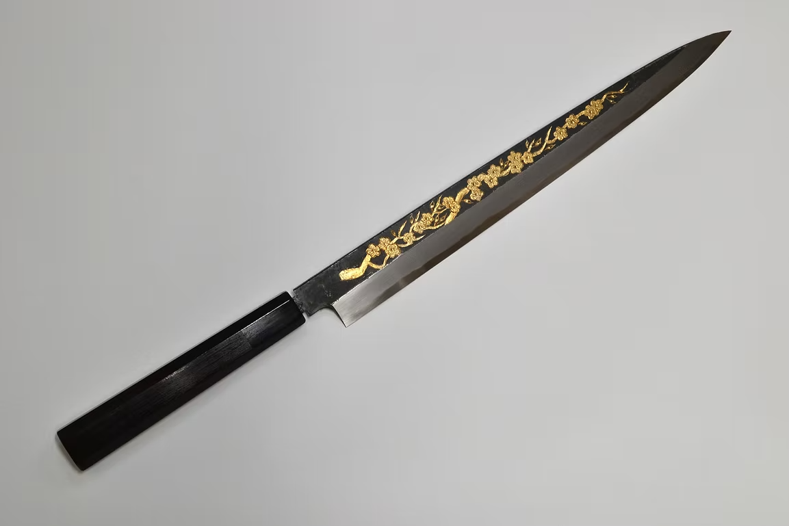 堺 孝行 窪田金彫刻 梅花 白ニ鋼 黒仕上げ 柳刃包丁 270mm 黒檀　(口輪：黒水牛銀輪)柄