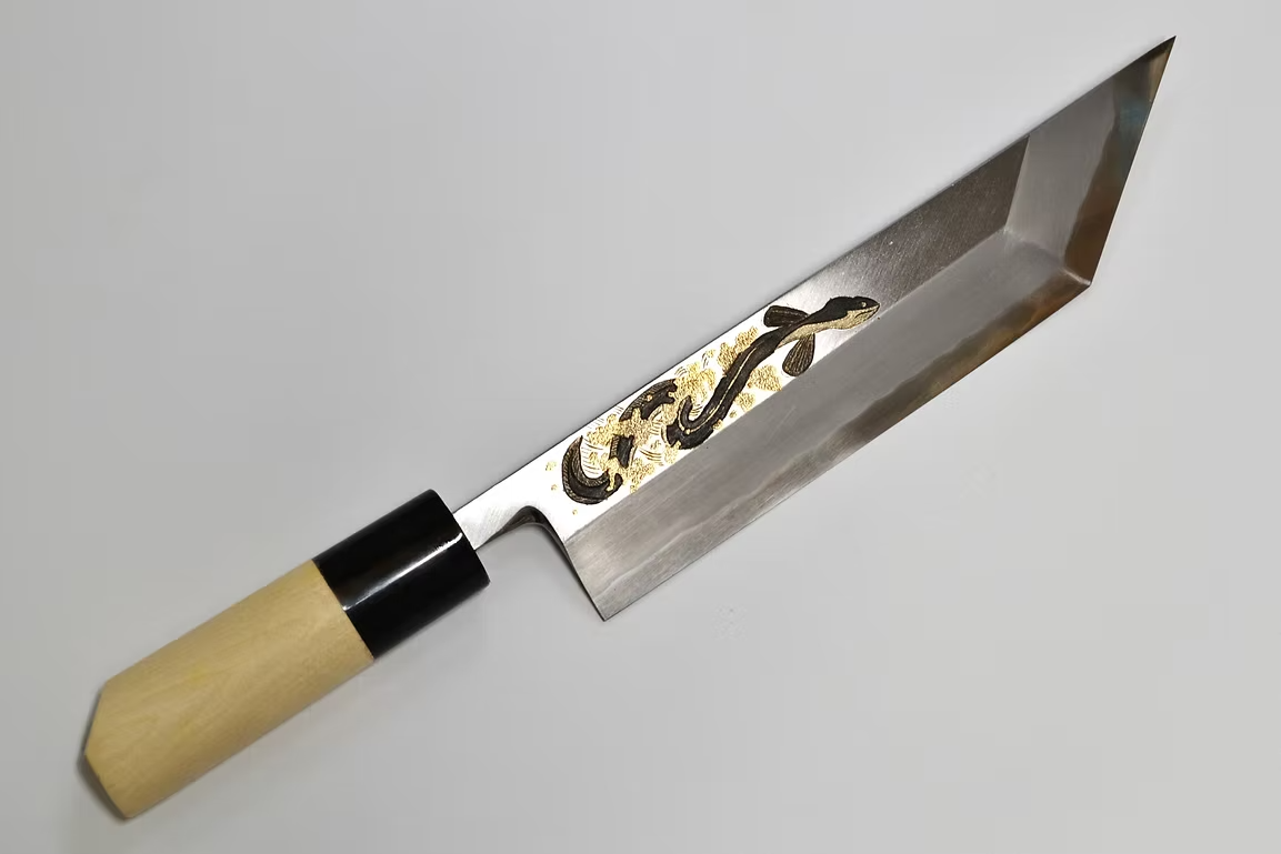 堺 孝行 窪田金属飾刻 鰻 白ニ鋼 霞研 うなぎ切 210mm 朴 (口輪：水牛)柄