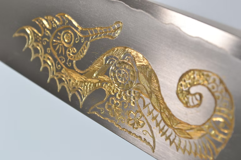 堺 孝行 窪田金彫刻 タツノオトシゴ 銀三鋼 三徳包丁 180mm 黒檀　(口輪：黒水牛銀輪)柄