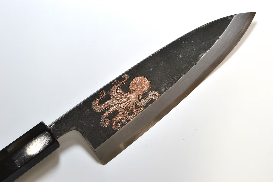 堺 孝行 窪田金属飾刻 鮹 白ニ鋼 黒仕上げ 出刃包丁 165mm 黒檀　(口輪：黒水牛銀輪)柄