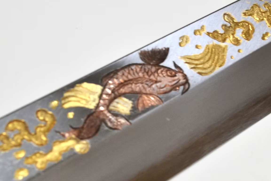 堺 孝行 窪田金属飾刻 昇鯉 白鋼 霞研 柳刃包丁 270mm 朴 (口輪：水牛)柄