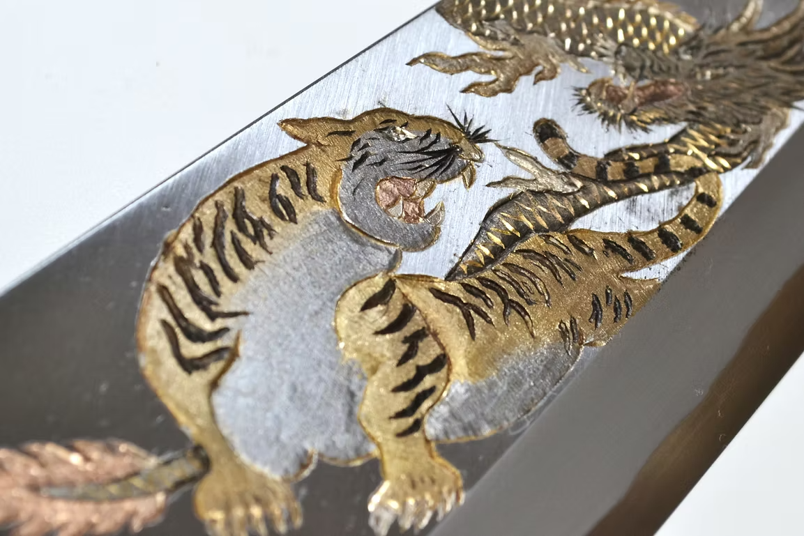 堺 孝行 窪田金属飾刻 竜驤虎視 白鋼 霞研 出刃包丁 300mm 朴 (口輪：水牛)柄
