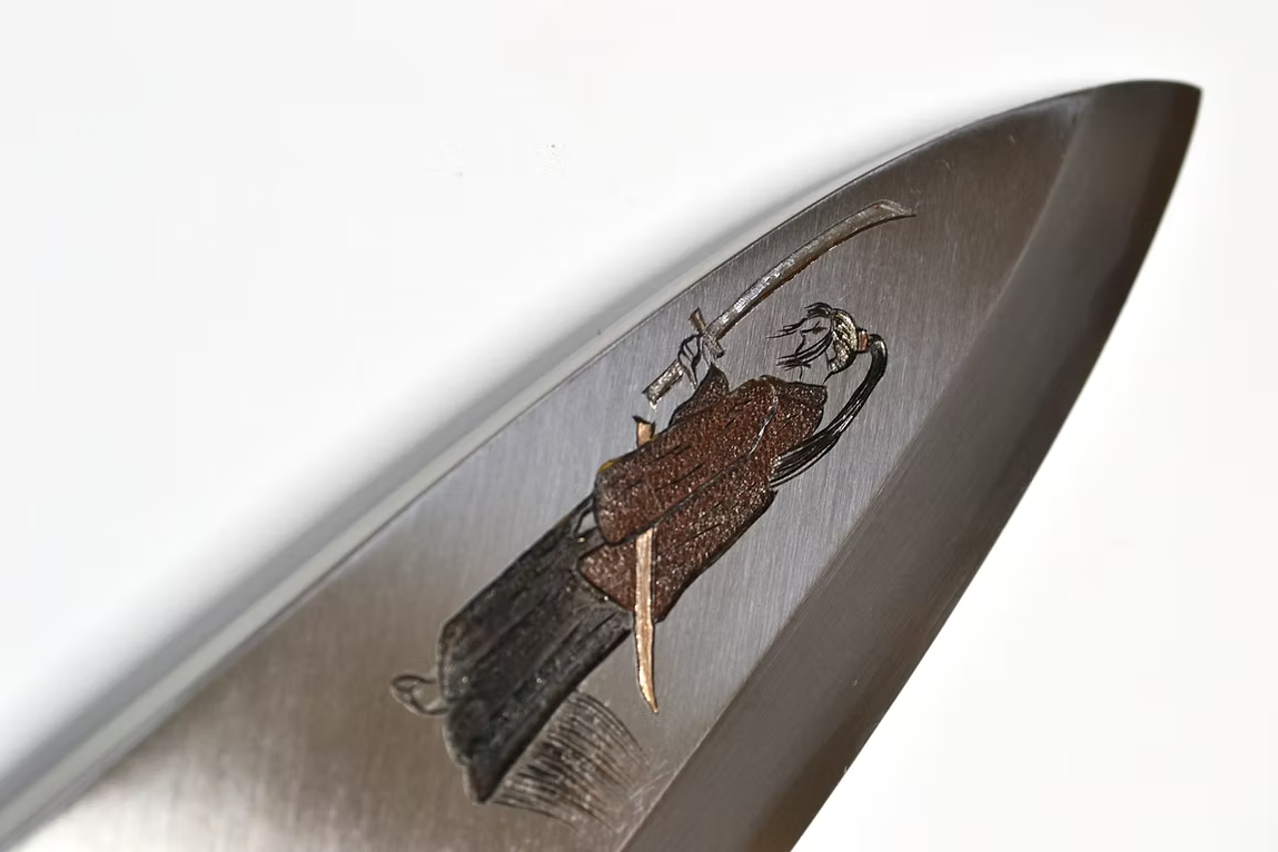 堺 孝行 窪田金属飾刻 武蔵と小次郎 白鋼 霞研 出刃包丁 240mm 朴 (口輪：水牛)柄
