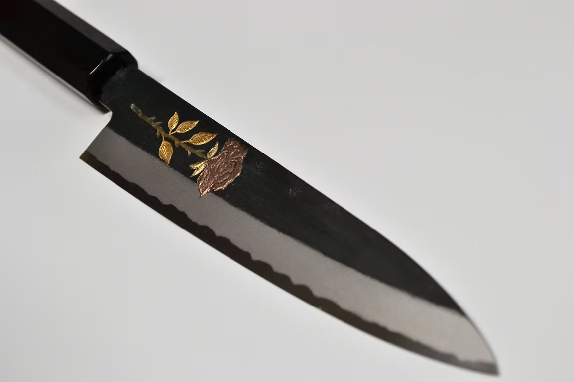 堺 孝行 窪田金属飾刻 薔薇 白ニ鋼 黒仕上げ ペティーナイフ 150mm 黒檀　(口輪：黒水牛銀輪)柄