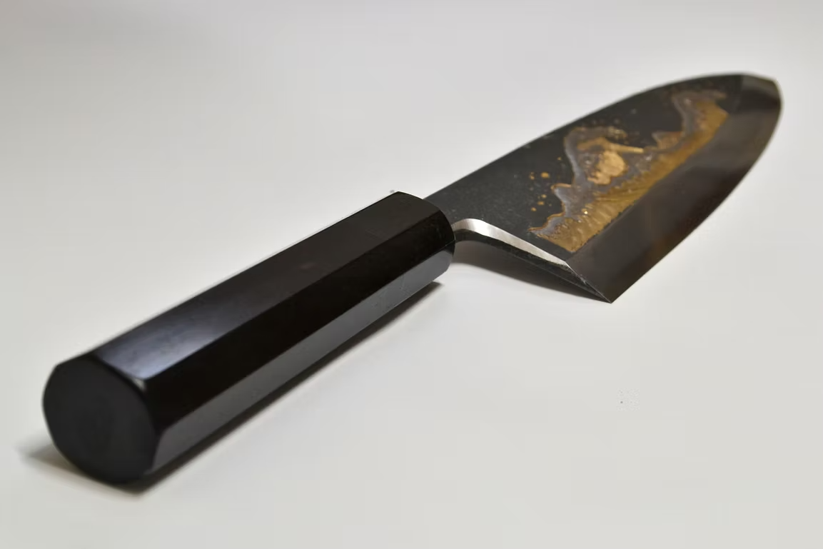 堺 孝行 窪田金彫刻 浪裏 白ニ鋼 黒仕上げ 出刃包丁 240mm 黒檀　(口輪：黒水牛銀輪)柄