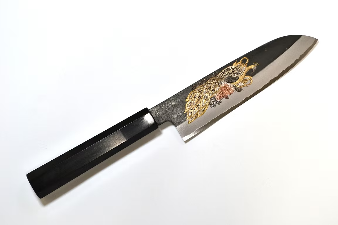 堺 孝行 窪田金属飾刻 孔雀 白ニ鋼 黒仕上げ 三徳包丁 180mm 黒檀　(口輪：黒水牛銀輪)柄