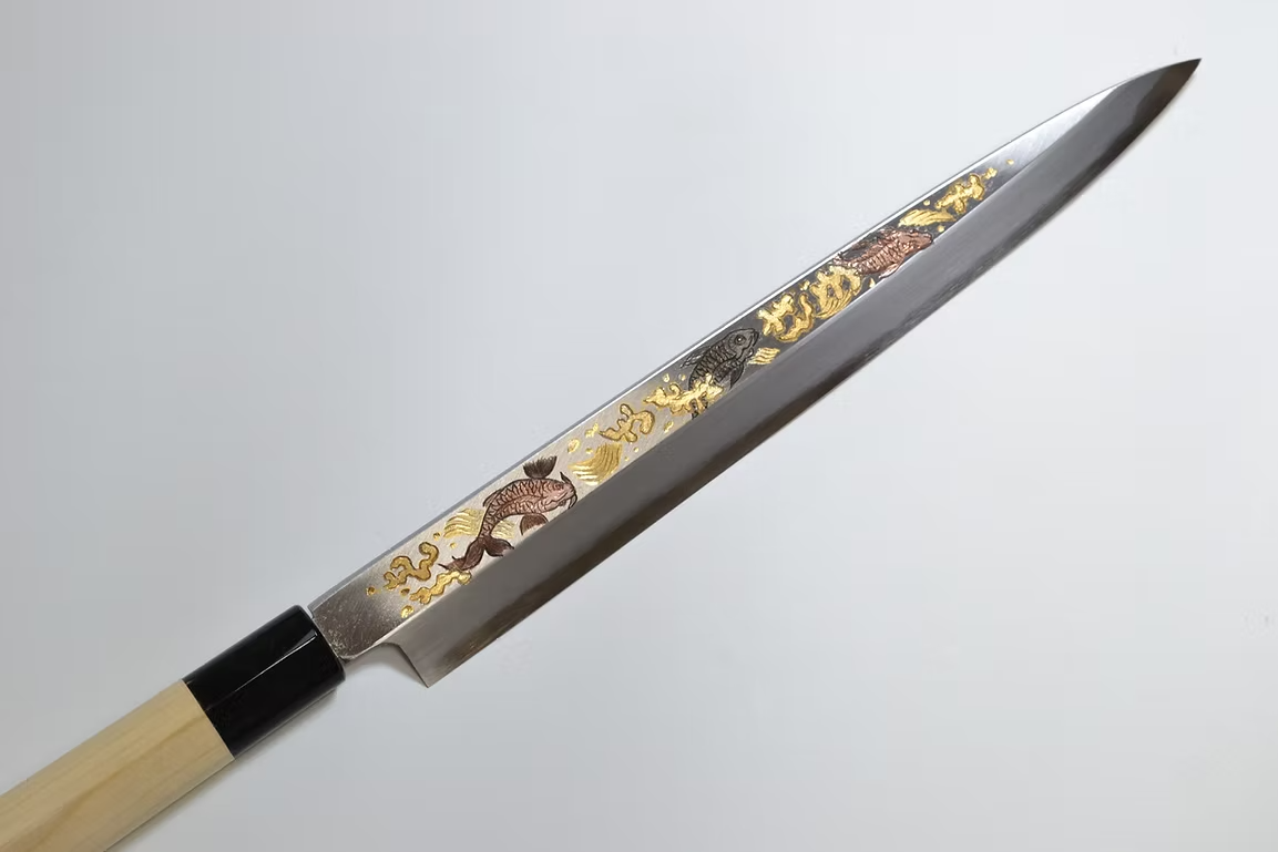 堺 孝行 窪田金属飾刻 昇鯉 白鋼 霞研 柳刃包丁 270mm 朴 (口輪：水牛)柄