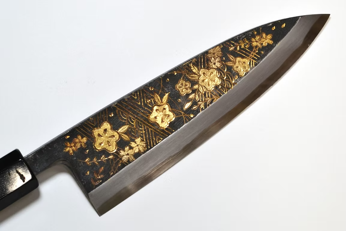 堺 孝行 窪田金彫刻 花柳 白ニ鋼 黒仕上げ 出刃包丁 165mm 黒檀　(口輪：黒水牛銀輪)柄