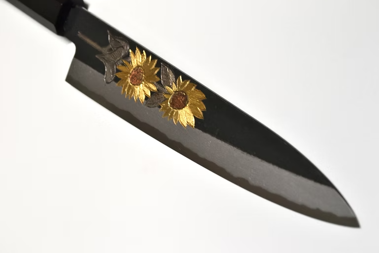 堺 孝行 窪田金属飾刻 向日葵 白ニ鋼 黒仕上げ ペティーナイフ 150mm 黒檀　(口輪：黒水牛銀輪)柄