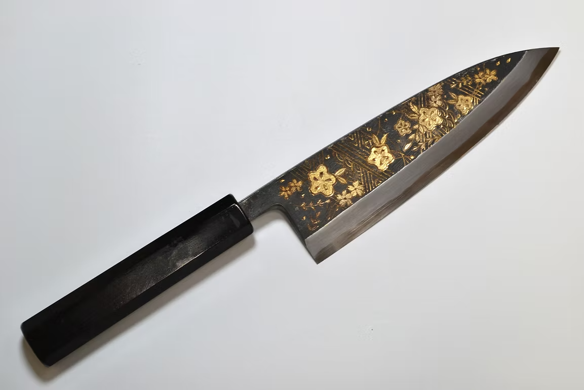 堺 孝行 窪田金彫刻 花柳 白ニ鋼 黒仕上げ 出刃包丁 165mm 黒檀　(口輪：黒水牛銀輪)柄