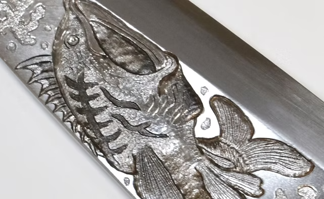 堺 孝行 窪田金属飾刻 黒鱈 白鋼 霞研 出刃包丁 240mm 朴 (口輪：水牛)柄