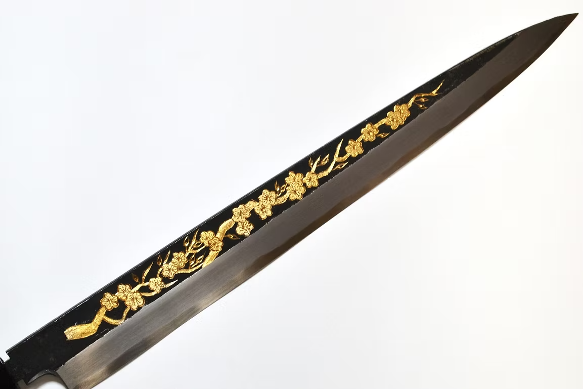 堺 孝行 窪田金彫刻 梅花 白ニ鋼 黒仕上げ 柳刃包丁 270mm 黒檀　(口輪：黒水牛銀輪)柄
