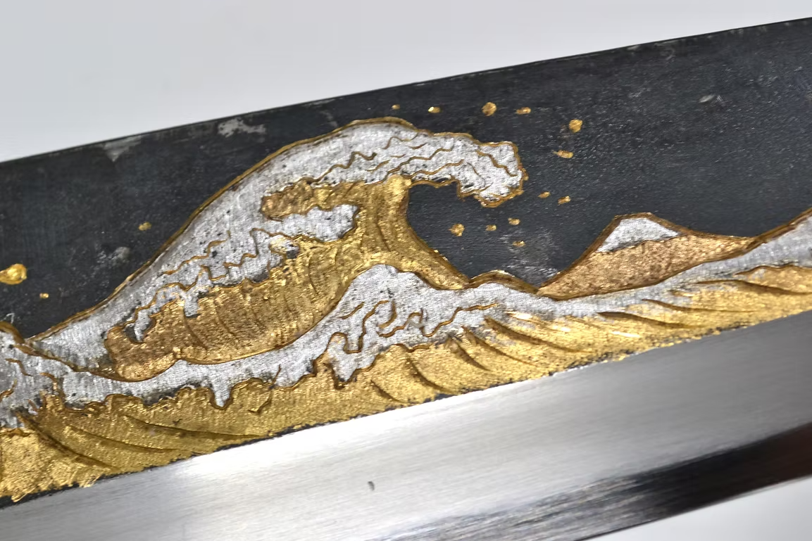 堺 孝行 窪田金彫刻 浪裏 白ニ鋼 黒仕上げ 出刃包丁 240mm 黒檀　(口輪：黒水牛銀輪)柄