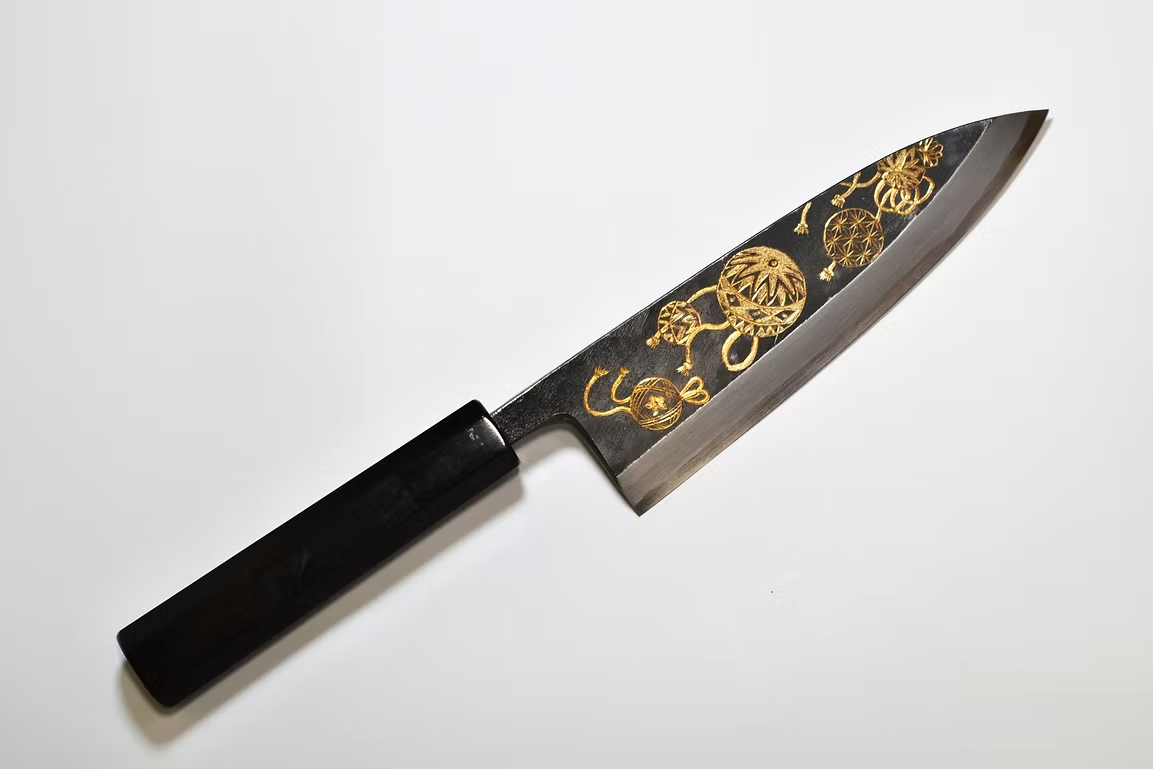 堺 孝行 窪田金彫刻 手鞠 白ニ鋼 黒仕上げ 出刃包丁 165mm 黒檀　(口輪：黒水牛銀輪)柄