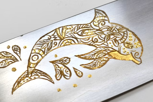 堺 孝行 窪田金彫刻 イルカ 銀三鋼 三徳包丁 180mm 黒檀　(口輪：黒水牛銀輪)柄