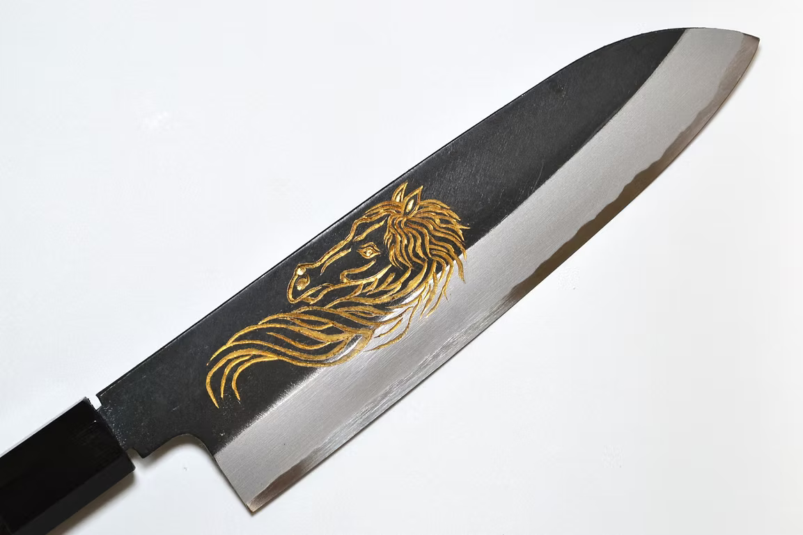 堺 孝行 窪田金彫刻 天馬 白ニ鋼 黒仕上げ 三徳包丁 180mm 黒檀　(口輪：黒水牛銀輪)柄