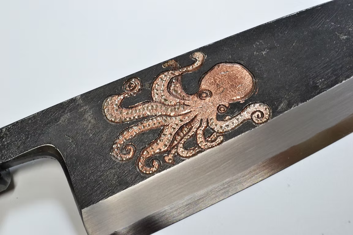 堺 孝行 窪田金属飾刻 鮹 白ニ鋼 黒仕上げ 出刃包丁 165mm 黒檀　(口輪：黒水牛銀輪)柄