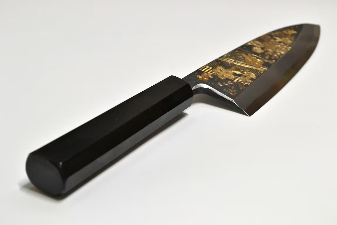 堺 孝行 窪田金彫刻 花柳 白ニ鋼 黒仕上げ 出刃包丁 165mm 黒檀　(口輪：黒水牛銀輪)柄