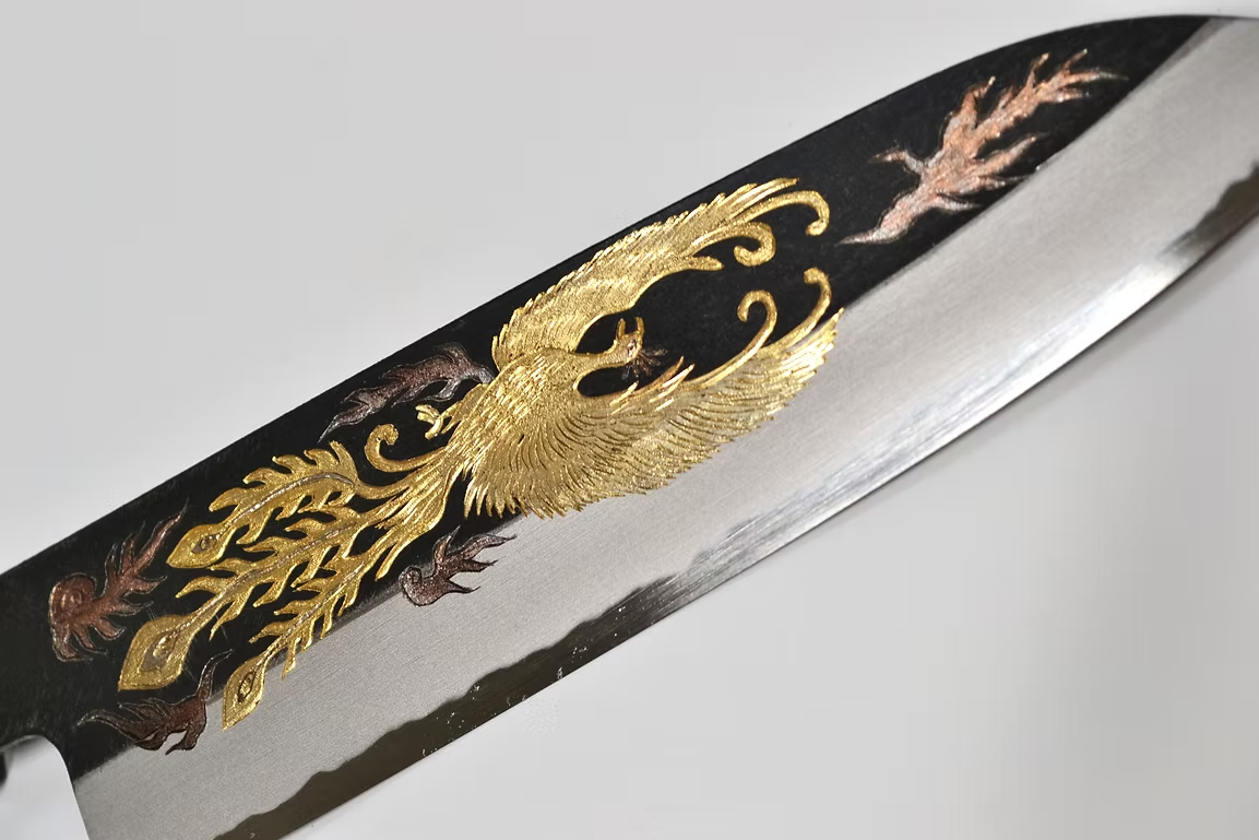 堺 孝行 窪田金属飾刻 鳳凰 白ニ鋼 黒仕上げ 三徳包丁 180mm 黒檀　(口輪：黒水牛銀輪)柄