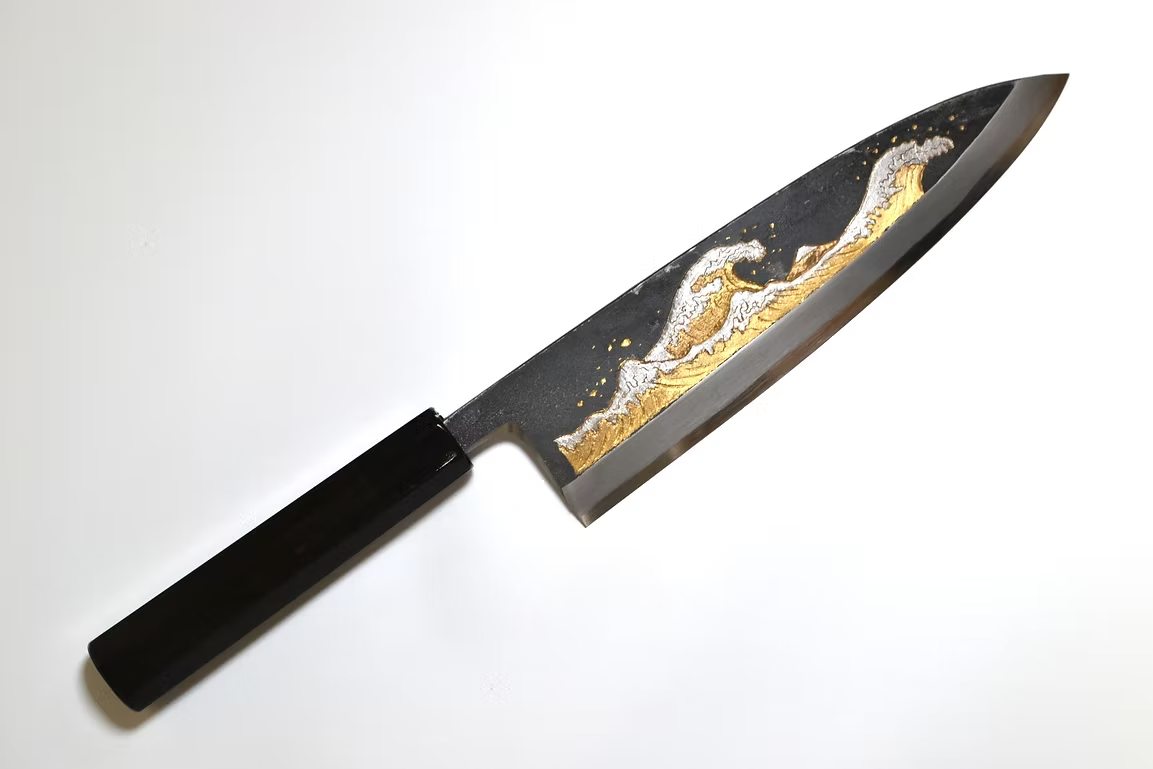 堺 孝行 窪田金彫刻 浪裏 白ニ鋼 黒仕上げ 出刃包丁 240mm 黒檀　(口輪：黒水牛銀輪)柄