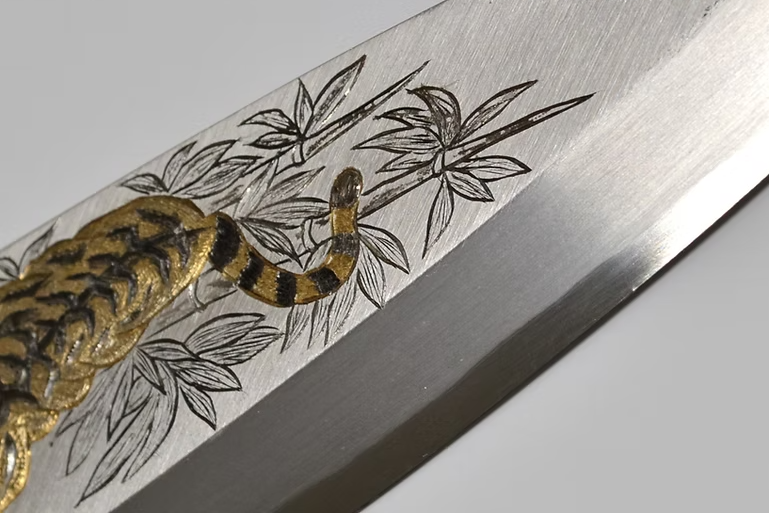 堺 孝行 窪田金属飾刻 虎視眈眈 白鋼 霞研 出刃包丁 240mm 朴 (口輪：水牛)柄