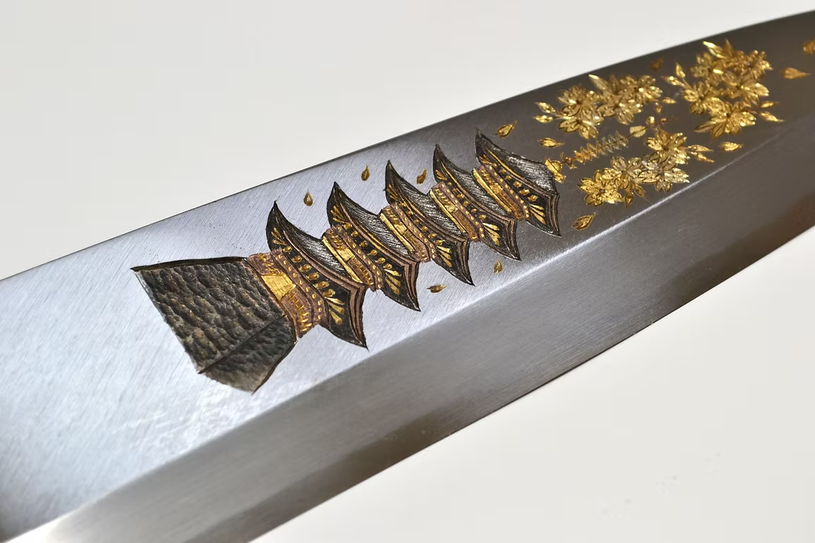 堺 孝行 窪田金属飾刻 五重塔 白鋼 霞研 出刃包丁 240mm 朴 (口輪：水牛)柄
