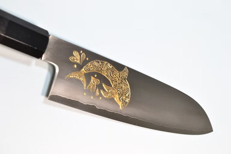 堺 孝行 窪田金彫刻 イルカ 銀三鋼 三徳包丁 180mm 黒檀　(口輪：黒水牛銀輪)柄