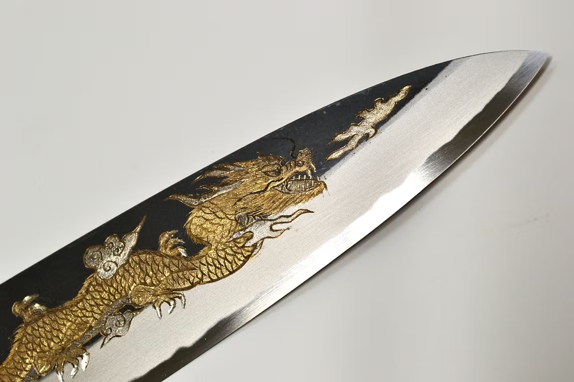 堺 孝行 窪田金属飾刻 雲龍 白ニ鋼 黒仕上げ 牛刀包丁 240mm 黒檀　(口輪：黒水牛銀輪)柄