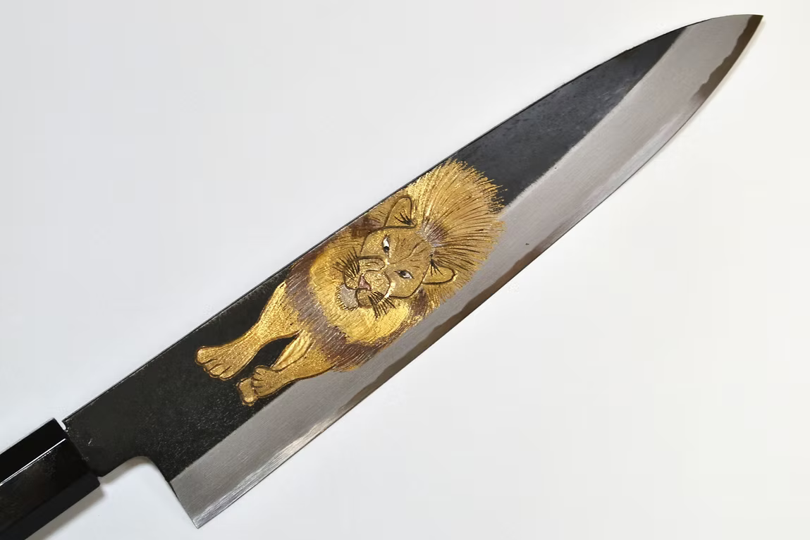 堺 孝行 窪田金属飾刻 百獣の王 白ニ鋼 黒仕上げ 牛刀包丁 240mm 黒檀　(口輪：黒水牛銀輪)柄
