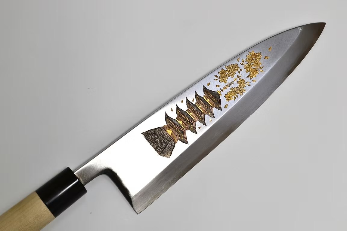堺 孝行 窪田金属飾刻 五重塔 白鋼 霞研 出刃包丁 240mm 朴 (口輪：水牛)柄